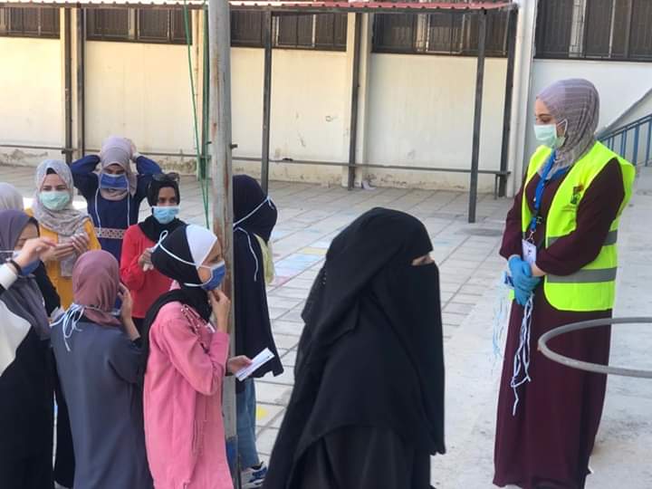 التكافل الخيرية  توزع الأكف والكمامات لطلاب الثانوية في النعيمة .