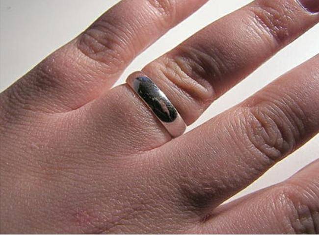 دفاع مدني شرق اربد تتمكن من تحرير يد شخص علق في يديه خاتم