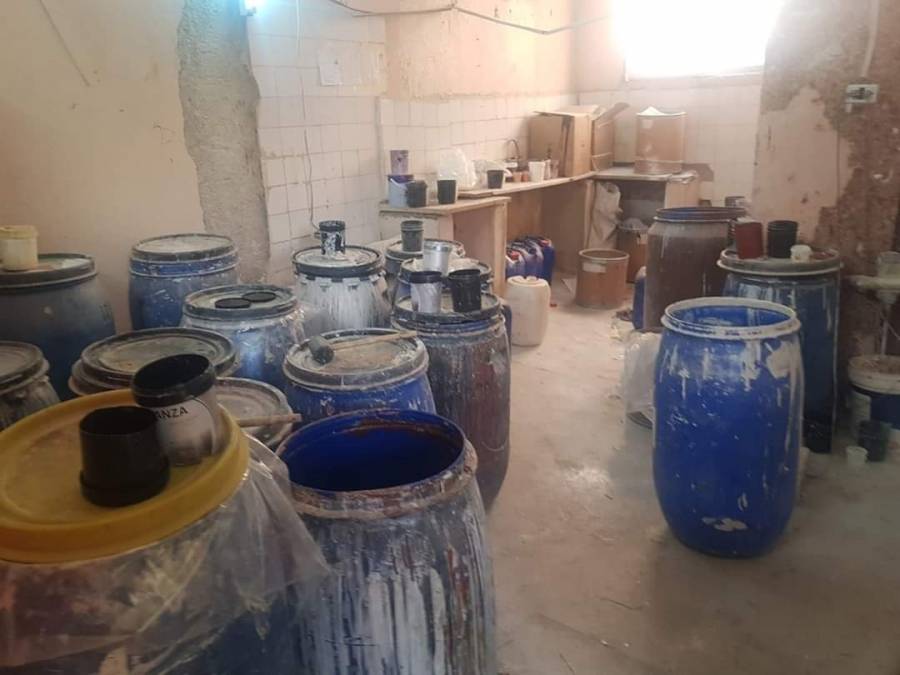 ضبط شخص يصنع الدهان بمواد خطره داخل منزل في الزرقاء (صور)