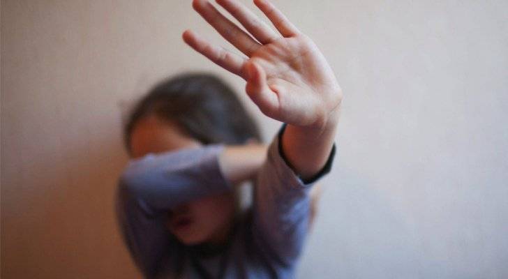 السجن 10 سنوات غيابياً لسيدة اعتدت جنسياً على ابنتها في الأردن