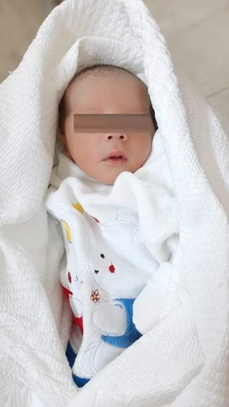 الأمن يعثر على طفل رضيع داخل احدى المستودعات في الزرقاء