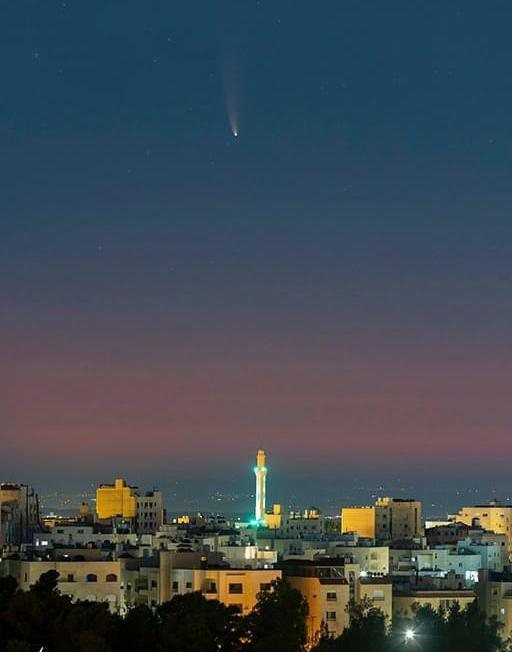 شاهد ...مذنب يدعى بإسم نيو وايز  يظهر فوق مسجد زينب الحمايدة  في شفا بدران