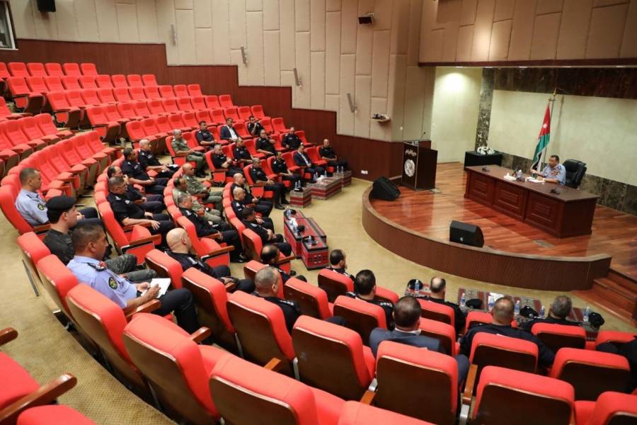 مدير الأمن العام يلتقي القادة والمدراء، ويؤكد على تعزيز الخدمات الأمنية، وتلمس احتياجات المواطنين.