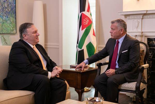 الملك يبحث هاتفياً مع وزير الخارجية الأميركي جهود احتواء كورونا