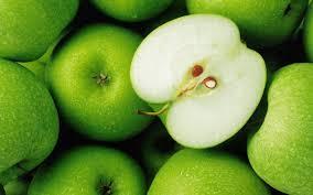 فوائد صحية  لتناول التفاح الأخضر على الريق
