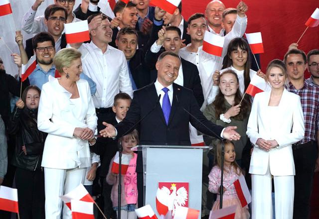 Polands populist president narrowly wins reelection