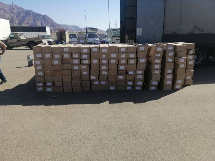 الجمارك تضبط شاحنة تحمل بضائع مهربة... صور