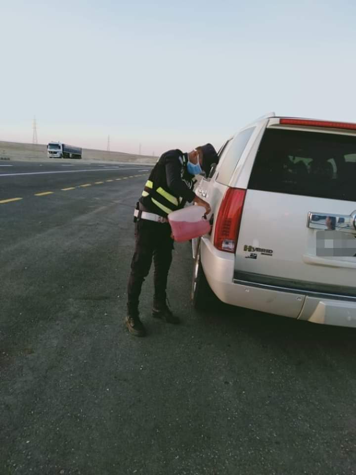 رجال الدوريات الخارجية يقدمون المساعدة لأحد المواطنين مابعد سطح معان باتجاه عمان