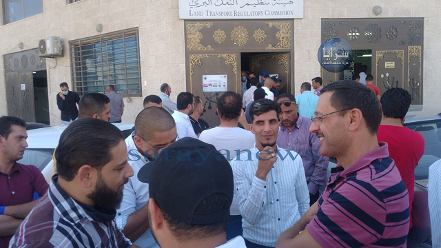 عاجل : بالصور .. اعتصام لسائقي التطبيقات الذكية أمام هيئة النقل بعد ان اعتذر اللوزي عن اجتماع كان متفقاً عليه اليوم