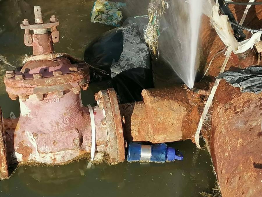 انفجار خط مياه على طريق اوتوستراد المفرق الزرقاء (صور)