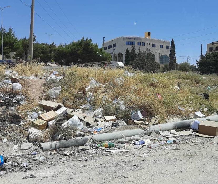 مواطنون يشكون من تراكم النفايات في شوارع وأحياء الكرك