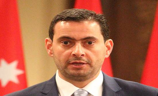 وزير الصناعة يسمح بفتح غرف القياس في محلات الألبسة