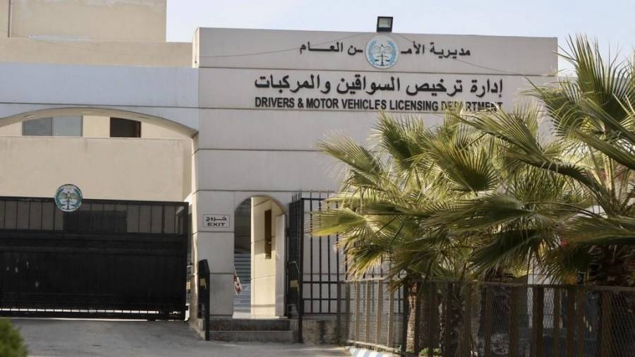 إدارة السير تحذر من استخدام أي جسم يغطي الزجاج الجانبي منعاً لوقوع الحوادث.