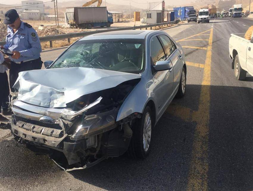 بالصور .. 4 اصابات بليغة بحادث تصادم بين مركبتين نهاية شارع الـ 100