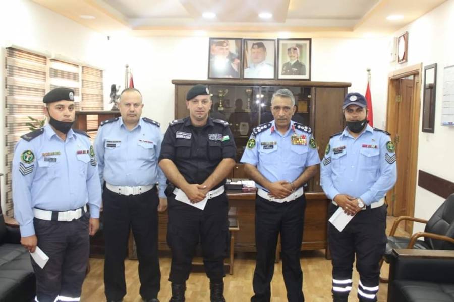 العميد الشماسين يكرم عدد من مرتبات ادارة السير