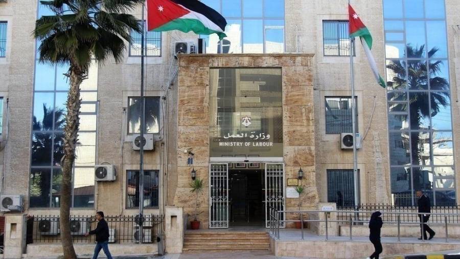 العمل تحدد موعدا نهائيا لإعفاءات العمالة الوافدة المغادرة