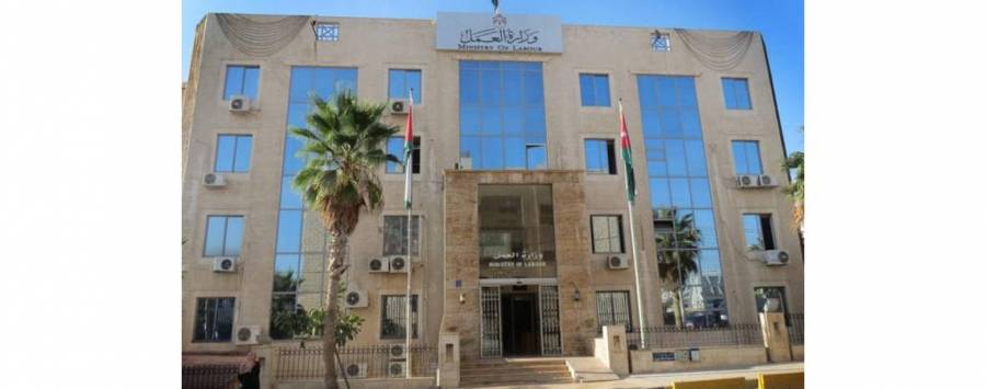 العمل توجه 14 إنذاراً لشركات متخصصة برش المبيدات وعمليات التعقيم