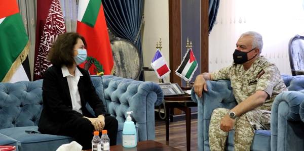 رئيس هيئة الأركان المشتركة يستقبل السفيرة الفرنسية