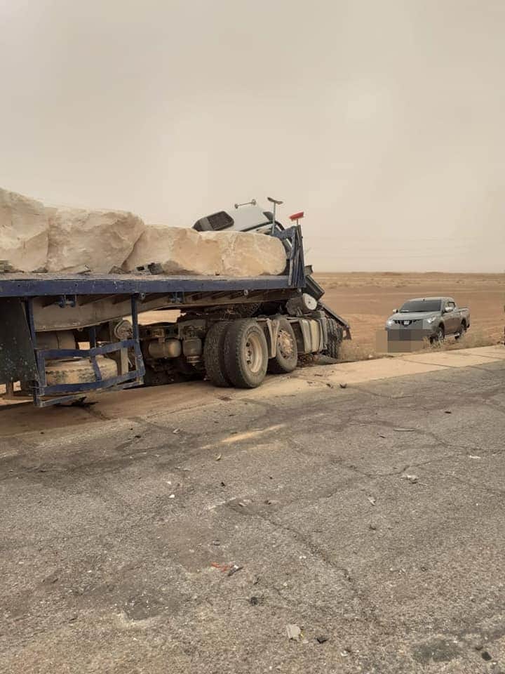 إصابة سائق تريلا إثر تصادم وقع بين 3 تريلات في الرويشد