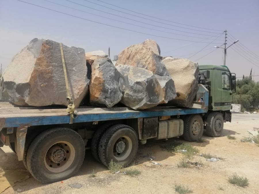 ضبط شاحنتين محملتين بالبازلت في الهاشمية