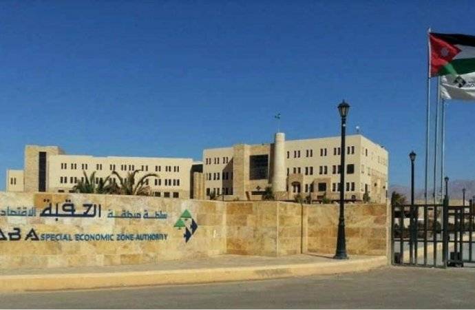 متقاعدون وموظفون بسلطة العقبة يعتصمون