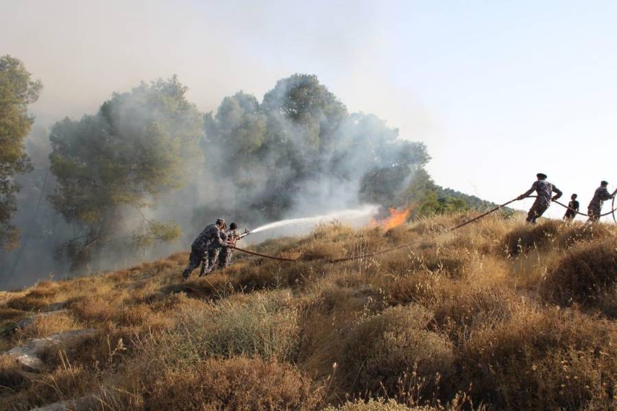 التعامل مع حريق كبير لمناطق حرجية في منطقة حسبان .