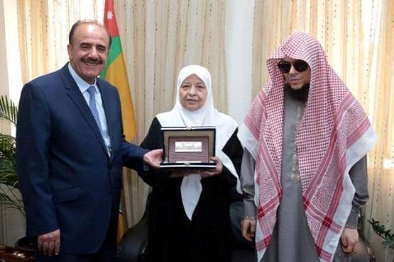 الأردنية تكرم الجاعوني ووالدته
