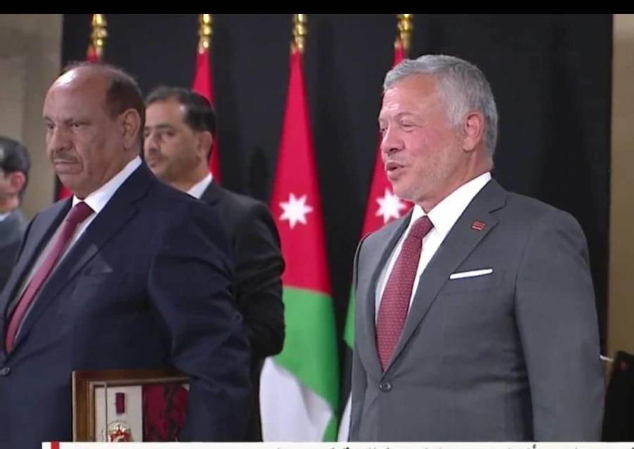 الملك يكرم وزارة الداخلية بوسام عبدالله الثاني