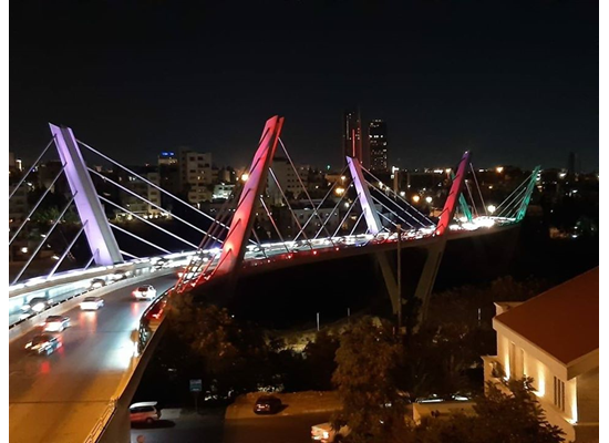 جسر عبدون يتزين بعلم لبنان (صور)