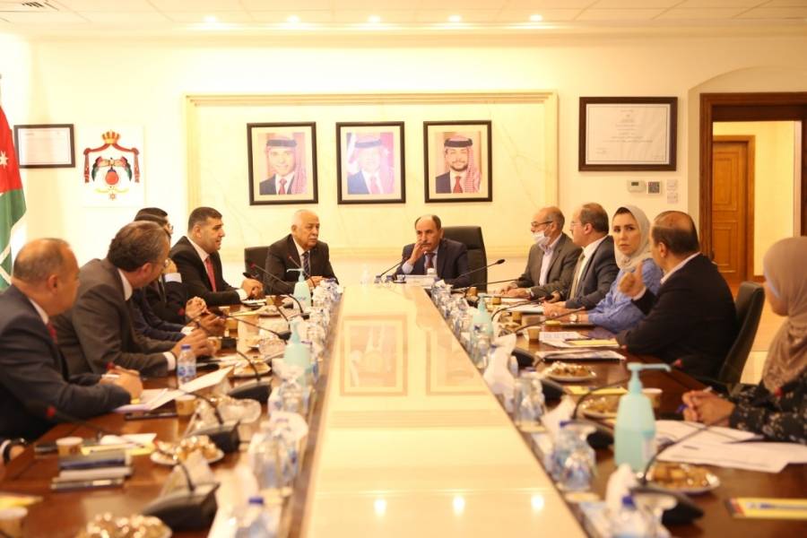 العيسوي و العموش يعقدان اجتماعاً لبحث سير العمل بعدد من مشاريع المبادرات الملكية