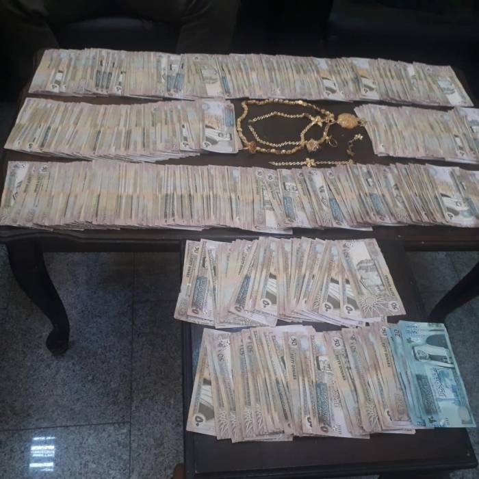 الأمن العام يستعيد مبلغ 80 ألف ديناراً ومصاغات ذهبية بقيمة 10 آلاف دينار سرقة من منازل في عمان.