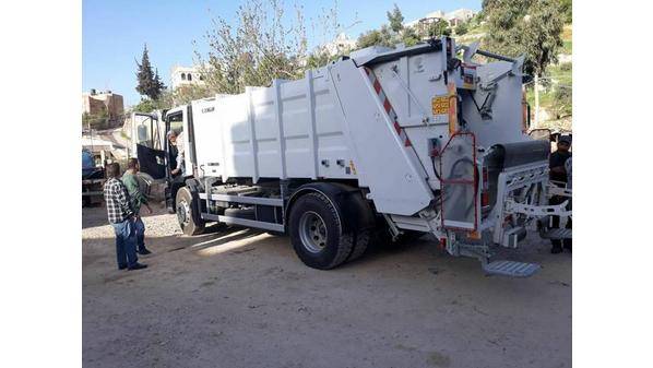 ضبط سيارة نقل نفايات تابعة لإحدى بلديات إربد تعيد تعبئة وبيع ألبان منتهية الصلاحية