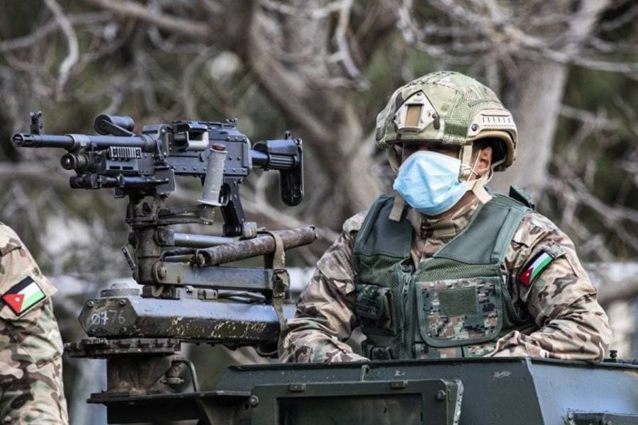 الجيش يشتبك مع متسللين ويصيب أحدهم