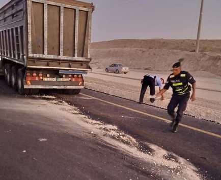 حادث بين شاحنتين يغلق تحويلة ضبعة (صور)
