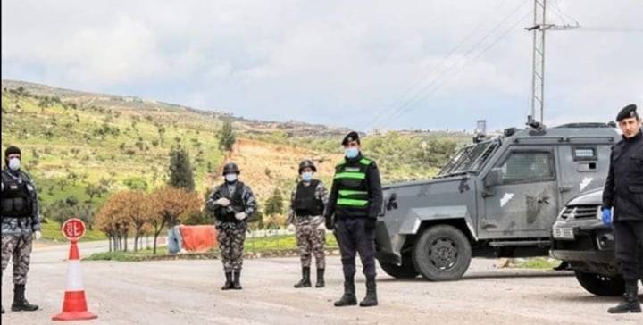 الحجر على 3 منازل في الرمثا بعد تسجيل 6 اصابات بكورونا لموظفين في جمرك جابر