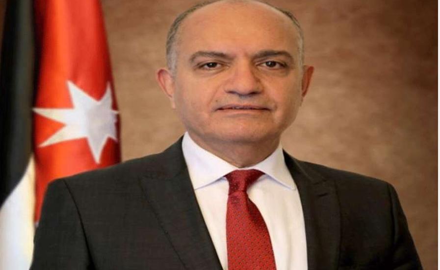 مواطنة  تُعلق على تغريدة امجد   العضايلة  بتوجيه سؤال بشأن  الحظر يوم الجمعة  والعضايلة يجيب