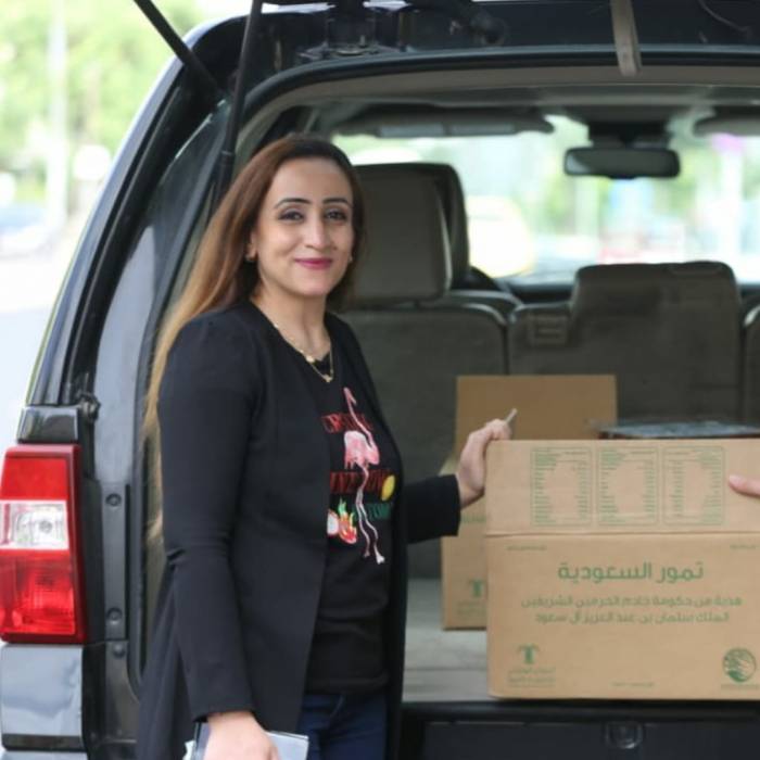رئيسة جمعية بادري عبير الصلاحات تستلم تمور فاخرة من مركز الملك سلمان للإغاثة