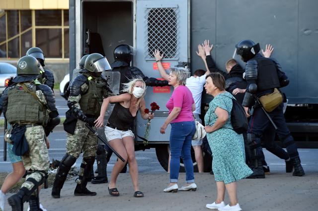 Hundreds detained, firearms used on third night of Belarus unrest