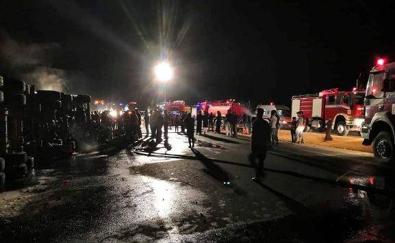 وفاة بتصادم واحتراق صهريج على الصحراوي (صور)