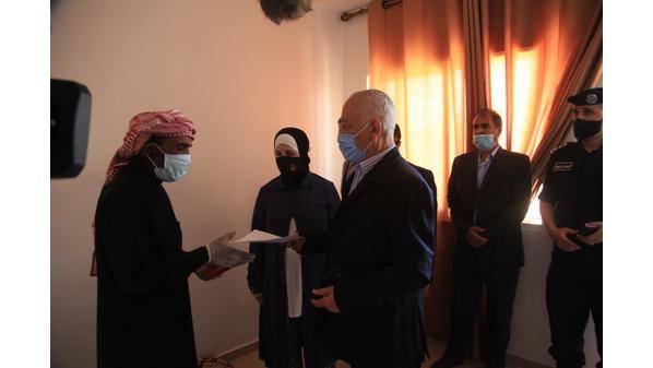 بتوجيهات ملكية.... العيسوي يسلّم 34 مسكناً لأسر عفيفة بذيبان، ويفتتح مركزاً صحياً في ناعور