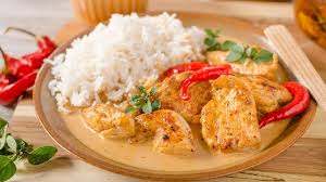 كاري الدجاج التايلندي مع الأرز بجوز الهند