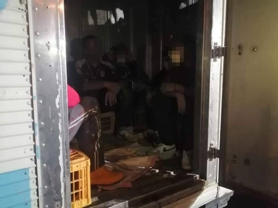 دوريات المفرق تضبط مركبة شحن ترتكب مخالفة تحميل ركاب زيادة عن الحد الطبيعي.. صور