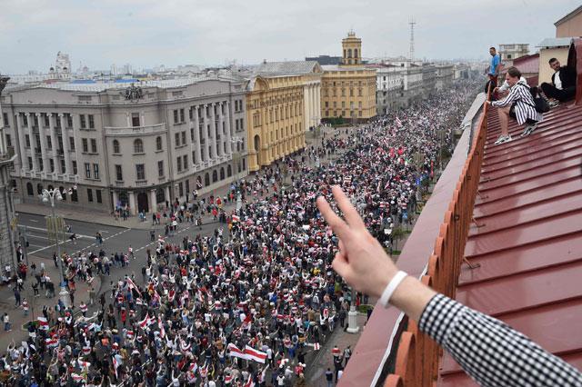 Tens of thousands in Belarus protests demand Lukashenkos resignation