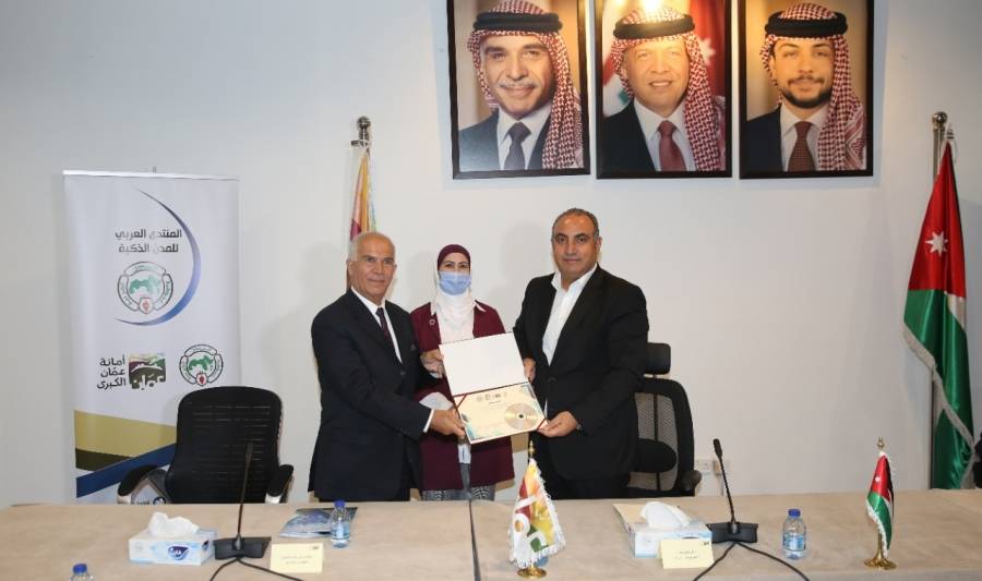 الشواربة يسلم بلدية الفحيص موقعها الإلكتروني