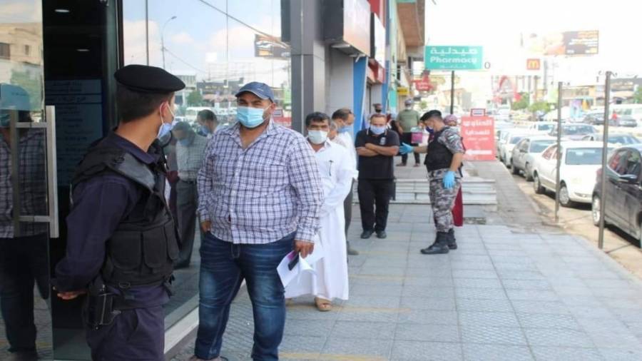 مخالفة 35 شخصاً وإغلاق 16 منشأة لمخالفة أمر الدفاع 11 في الزرقاء