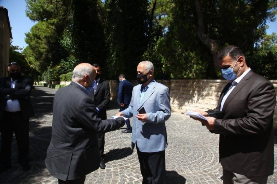 العيسوي يسلم حافلات وسيارة إسعاف لمؤسسات مختلفة