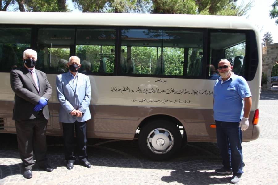 بتوجيهات ملكية سامية مدير مؤسسة التدريب المهني يستلم حافلة لمعهد المفرق للتدريب المهني.