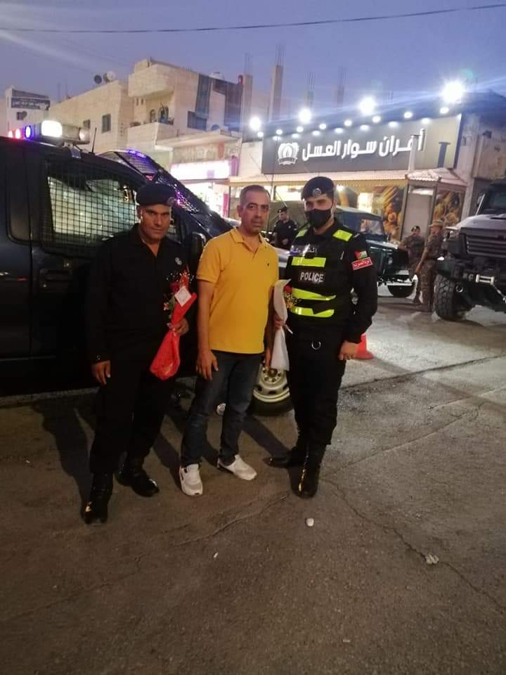 أهالي سحاب يوزعون الورود على الجيش و الامن العام   ...صور