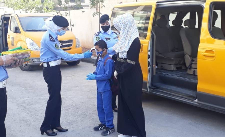 شاهد كيف استقبل رجال الأمن طلبة المدارس (صور)