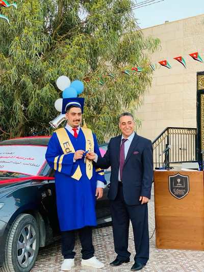 مدرسة أديسون تهدي طالب سيارة.. صور